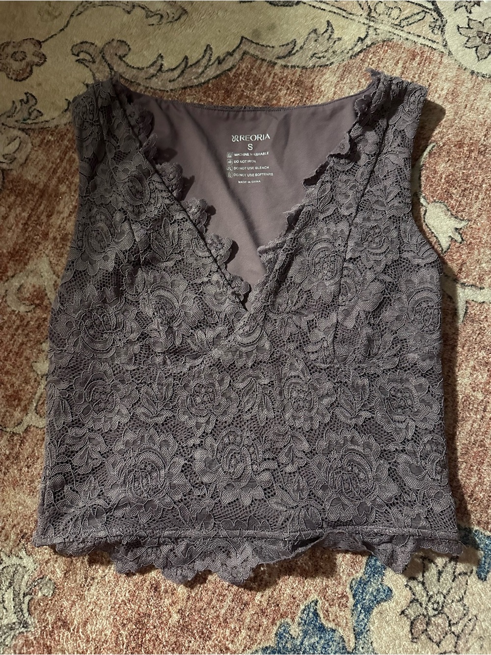 Women's Lace V-Neck Sleeveless Top — Gray